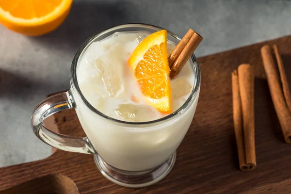 Boozy Erfrischenden Milch Honig Cocktail Mit Benediktiner Und Zimt — Stockfoto