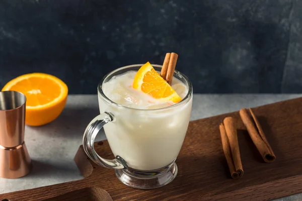 Boozy Erfrischenden Milch Honig Cocktail Mit Benediktiner Und Zimt — Stockfoto