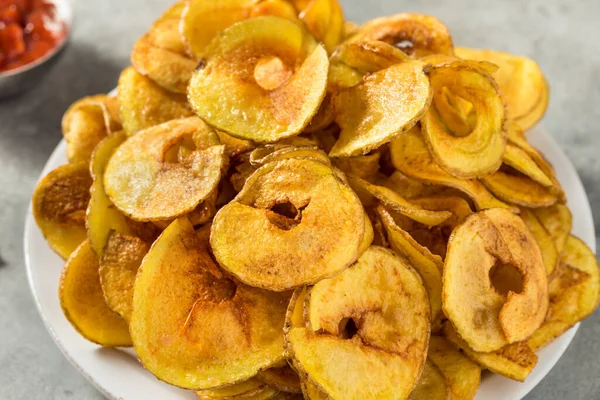 Hausgemachte Spiralgeschnittene Kartoffelchips Mit Salz Und Ketchup — Stockfoto