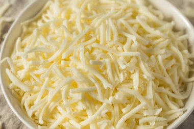 Parçalanmış organik Mozzarella Peyniri Kasede