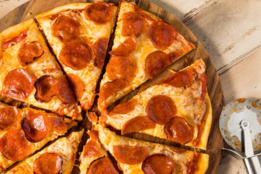 Domates ve fesleğen soslu ev yapımı pepperoni PIzza.