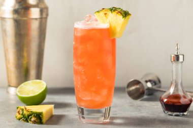 Ayyaş Tiki Singapur Sling Cin ve Ananaslı Kokteyl