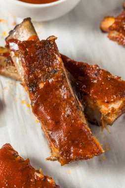 Ev yapımı barbekü Kajun usulü soslu kaburga.