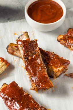Ev yapımı barbekü Kajun usulü soslu kaburga.