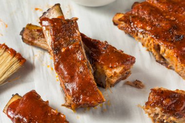 Ev yapımı barbekü Kajun usulü soslu kaburga.