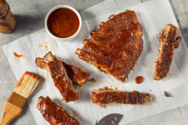 Ev yapımı barbekü Kajun usulü soslu kaburga.