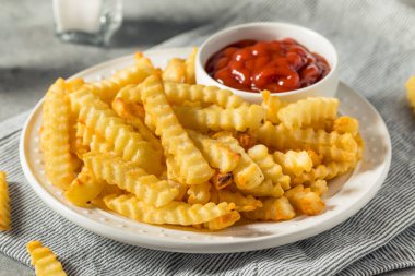 Ev yapımı Kırışıklık Ketçaplı Patates Kızartması