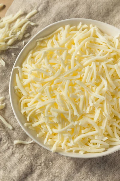 有機細切りのモッツァレラチーズをボウルに入れ — ストック写真