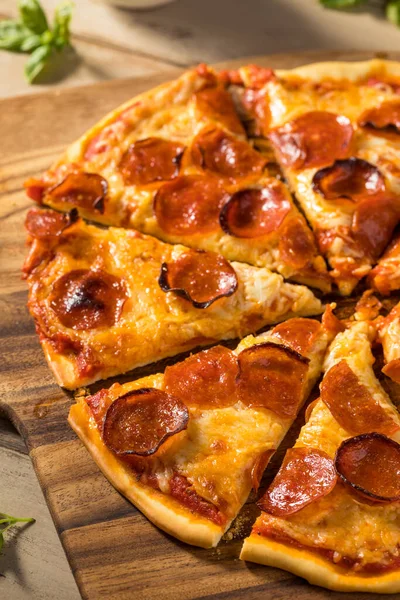 Hausgemachte Peperoni Pizza Scheiben Mit Tomaten Basilikum Sauce — Stockfoto