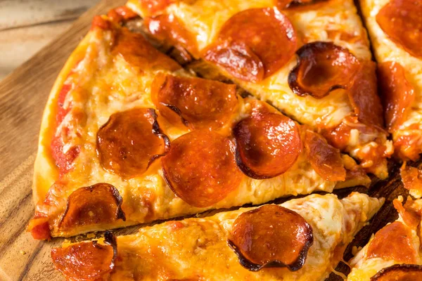 Pepperoni Caseiro Pizza Fatias Com Molho Tomate Manjericão — Fotografia de Stock