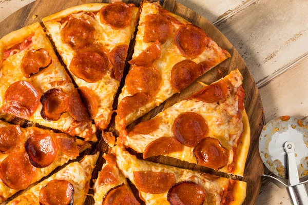Hausgemachte Peperoni Pizza Scheiben Mit Tomaten Basilikum Sauce — Stockfoto