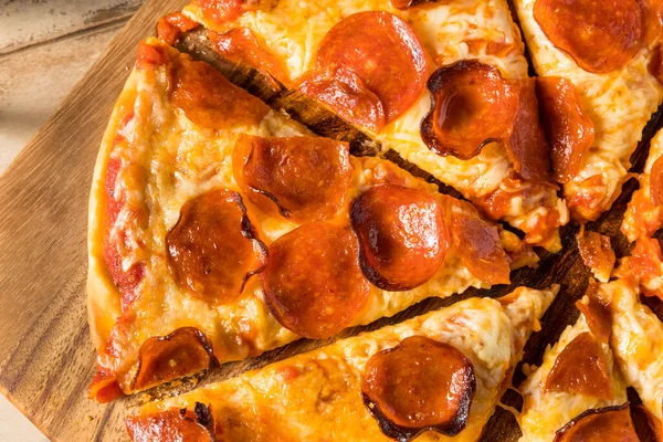 Hausgemachte Peperoni Pizza Scheiben Mit Tomaten Basilikum Sauce — Stockfoto