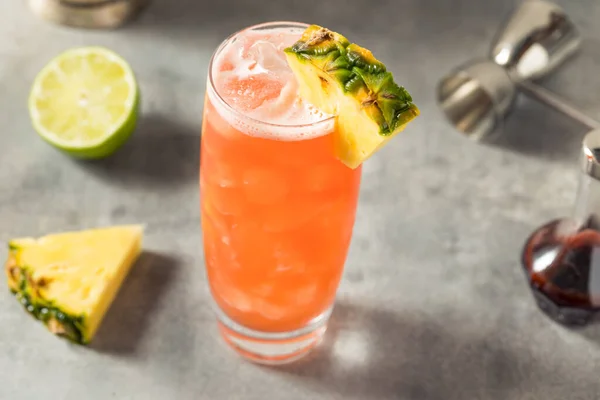 为Tiki Singapore Sling Cocktail配上Gin和Pineapple — 图库照片