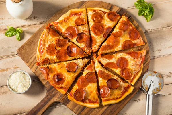 Hemlagad Pepperoni Pizza Skivor Med Tomat Och Basilika Sås — Stockfoto