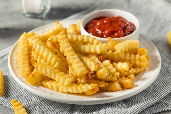 Hemlagad Crinkle Cut Pommes Frites Med Ketchup — Stockfoto