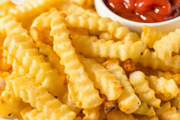 Hausgemachte Crinkle Cut Pommes Mit Ketchup — Stockfoto