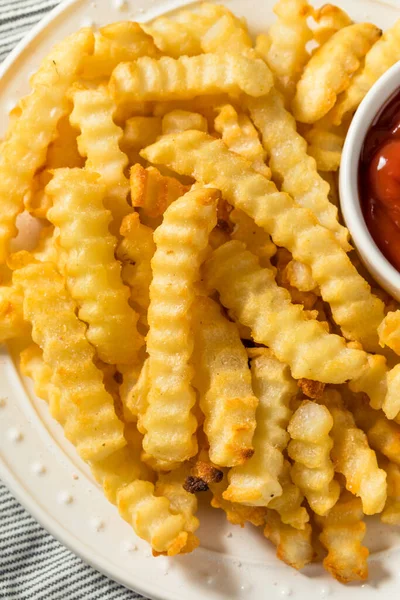 Hausgemachte Crinkle Cut Pommes Mit Ketchup — Stockfoto