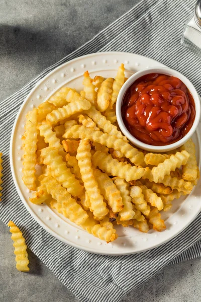 Zelfgemaakte Crinkle Cut Frietjes Met Ketchup — Stockfoto
