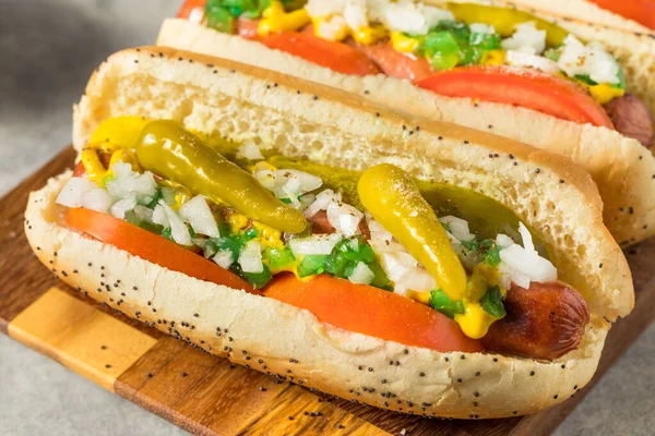 Hot Dogs Fatti Casa Stile Chicago Con Cipolla Pomodoro Peperoni — Foto Stock