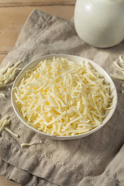 Biologische Versnipperde Mozzarella Kaas Een Schaal — Stockfoto