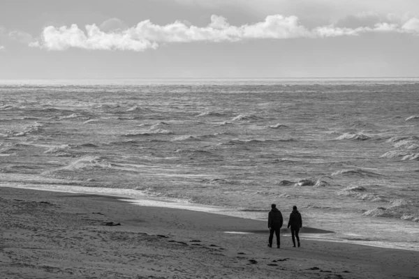 Pessoas Caminhando Costa Praia Palanga Dia Tempestuoso — Fotografia de Stock