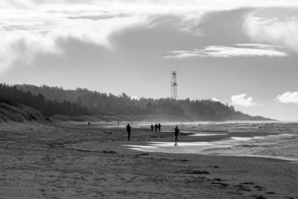 Pessoas Caminhando Costa Praia Palanga Dia Tempestuoso — Fotografia de Stock