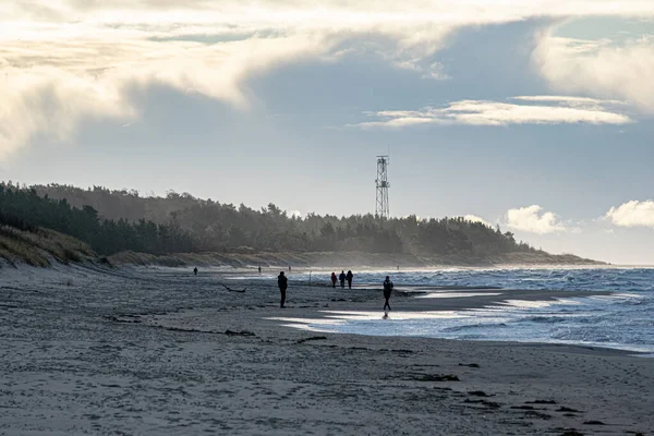 Ludzie Spacerujący Wybrzeżu Palangi Burzliwy Dzień — Zdjęcie stockowe