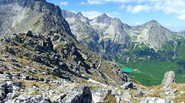 Vista da una montagna verso valle — Foto Stock