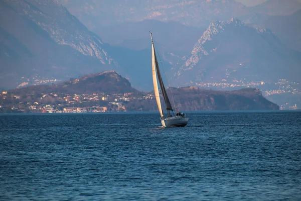 Garda Gölü 'nde tekne gezisi.