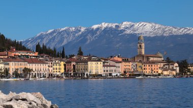 Sal Gölü 'nün panoramik manzaralı şehri Garda.