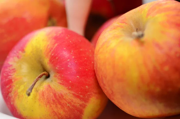 Äpfel in einer Schüssel — Stockfoto