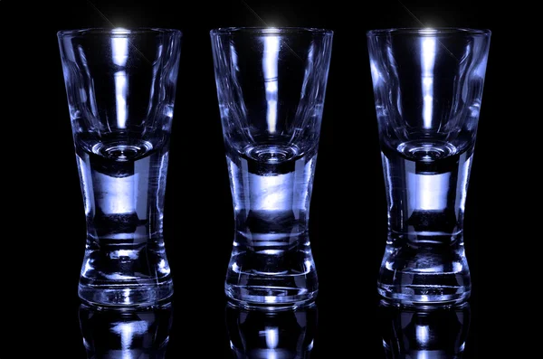 Üç fondip bardakları boş