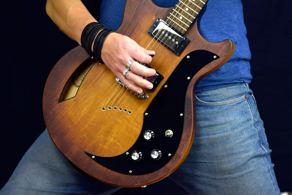 Rock pose abd gitaren — Stockfoto
