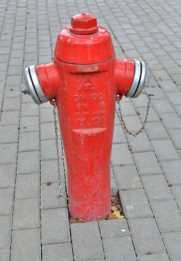 Yangın musluğu yere düştü.