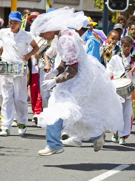 Hoppande brud på karneval — Stockfoto