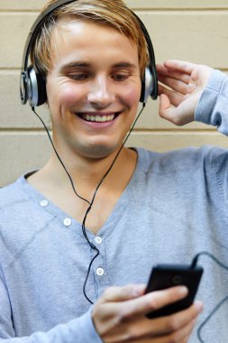 oluk içine almak yakışıklı genç