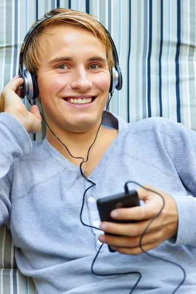 Adolescente escuchando música — Foto de Stock