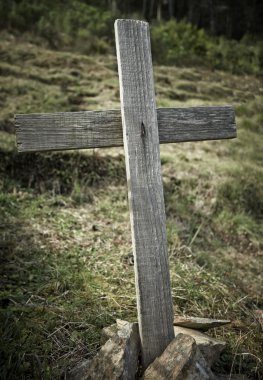 eski ahşap bir tepe üzerinde çarpı işareti.