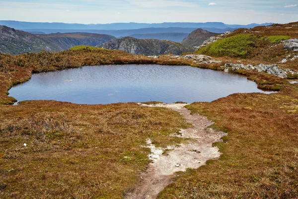 Cradle mountain - göl içinde dağ gölü st. clair milli park, t — Stok fotoğraf