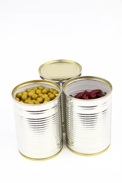 Las latas con guisantes y frijoles rojos — Foto de Stock