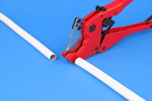 The cutting pex pipe — Stock Photo, Image