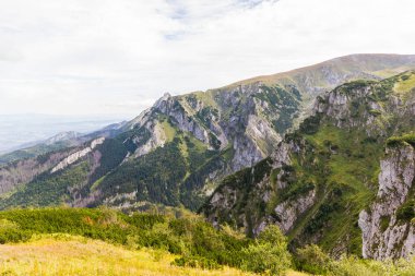 Yaz aylarında dağların peyzaj