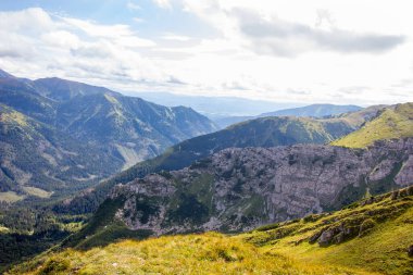 Yaz aylarında dağların peyzaj
