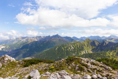Yaz aylarında dağların peyzaj