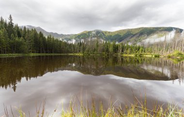Yazın dağdaki göl