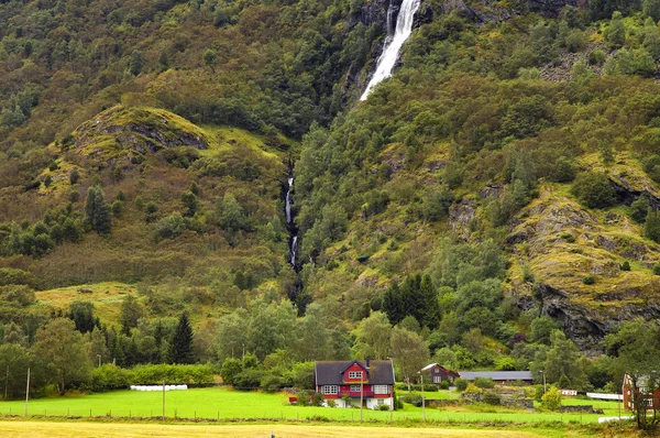 House near the waterfall. — Stock Photo, Image