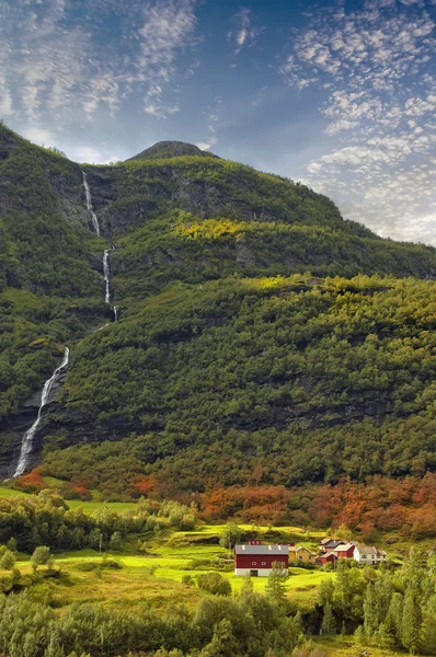 Typisk norsk landskab . - Stock-foto