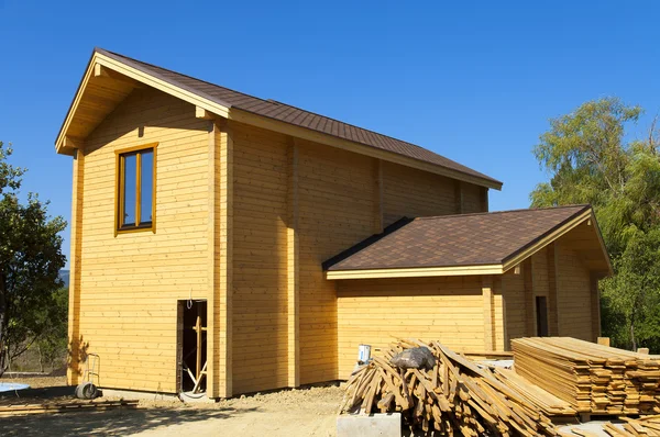 大漂亮的两层木制房子的建设. — 图库照片