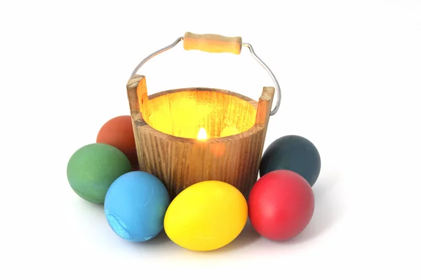 Huevos de Pascua alrededor de la vela . — Foto de Stock