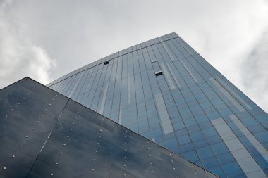 Mavi gökyüzü arka plan üzerinde modern gökdelen.